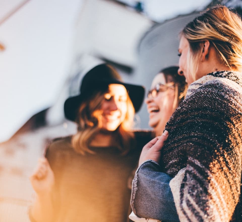 Trzy kobiety uśmiechające się razem