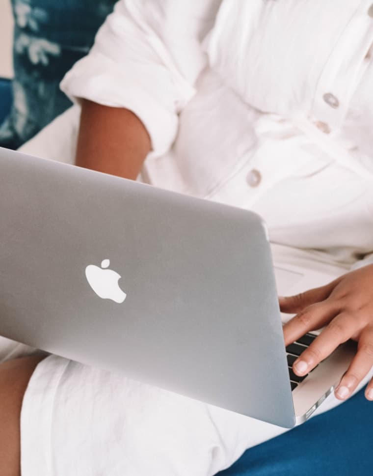 Osoba korzystająca z laptopa - jesteśmy dostępni online